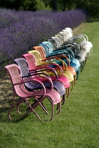 kolorowe krzesła rattanowe
