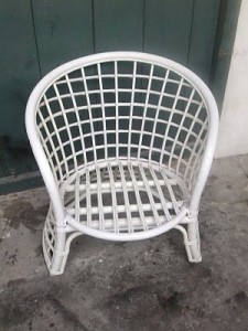 krzesło rattanowe pomalowane na biało